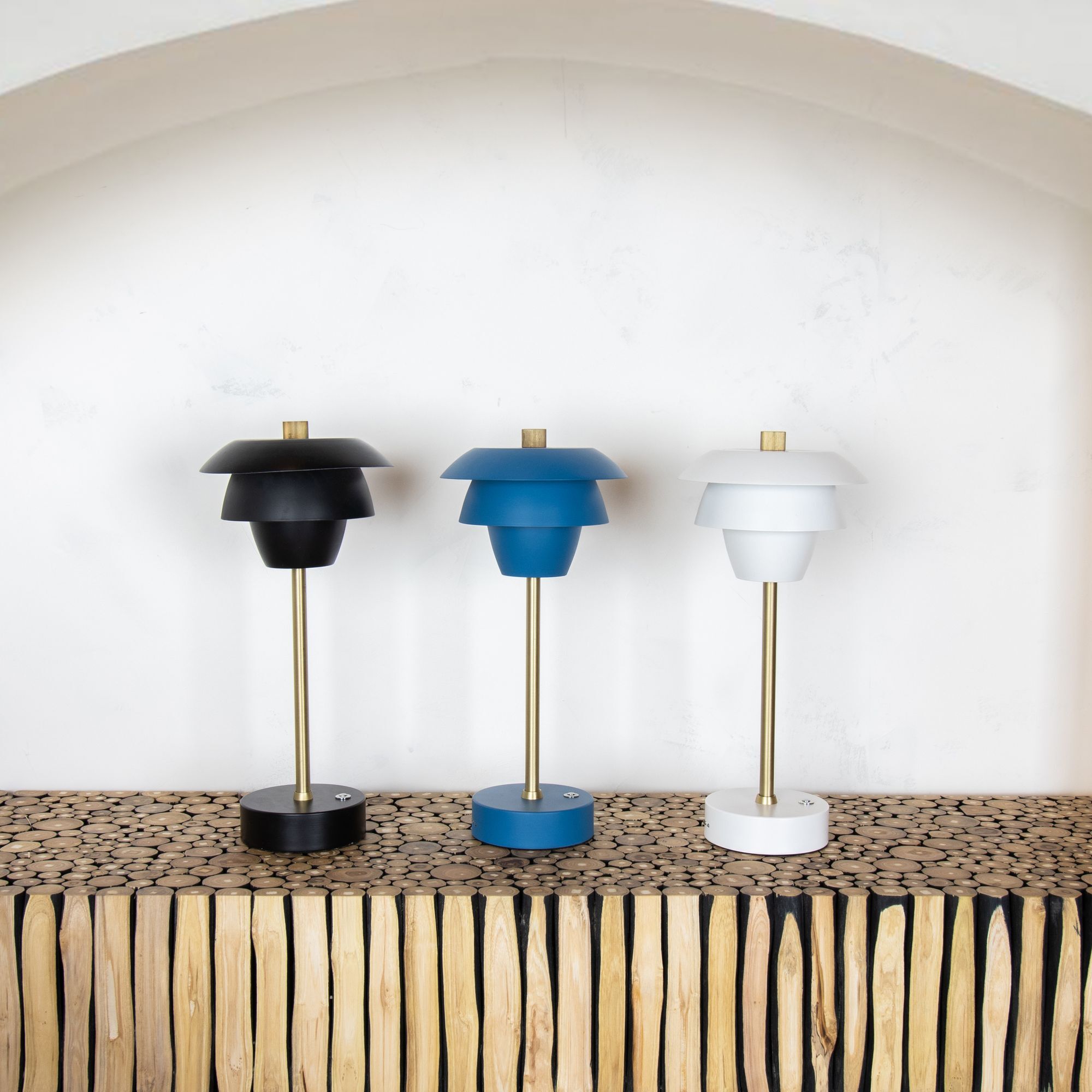 Lampe à poser rechargeable en métal noir et doré  MOXY