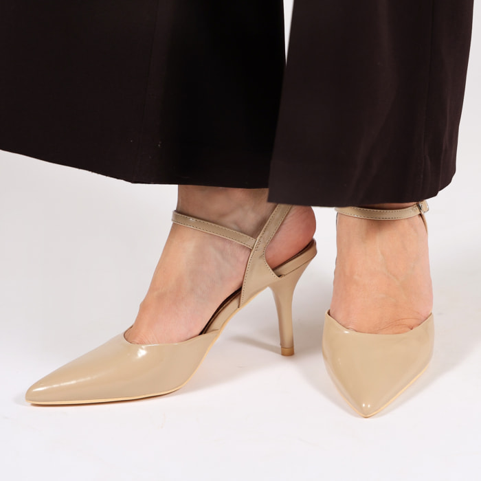 Sandali in simil pelle verniciata con tacco