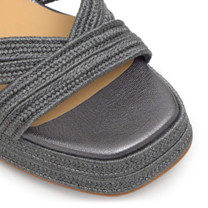 Sandalia Vallita tacón forrado en trenzado metalizado artesanal con pulsera y escote en V