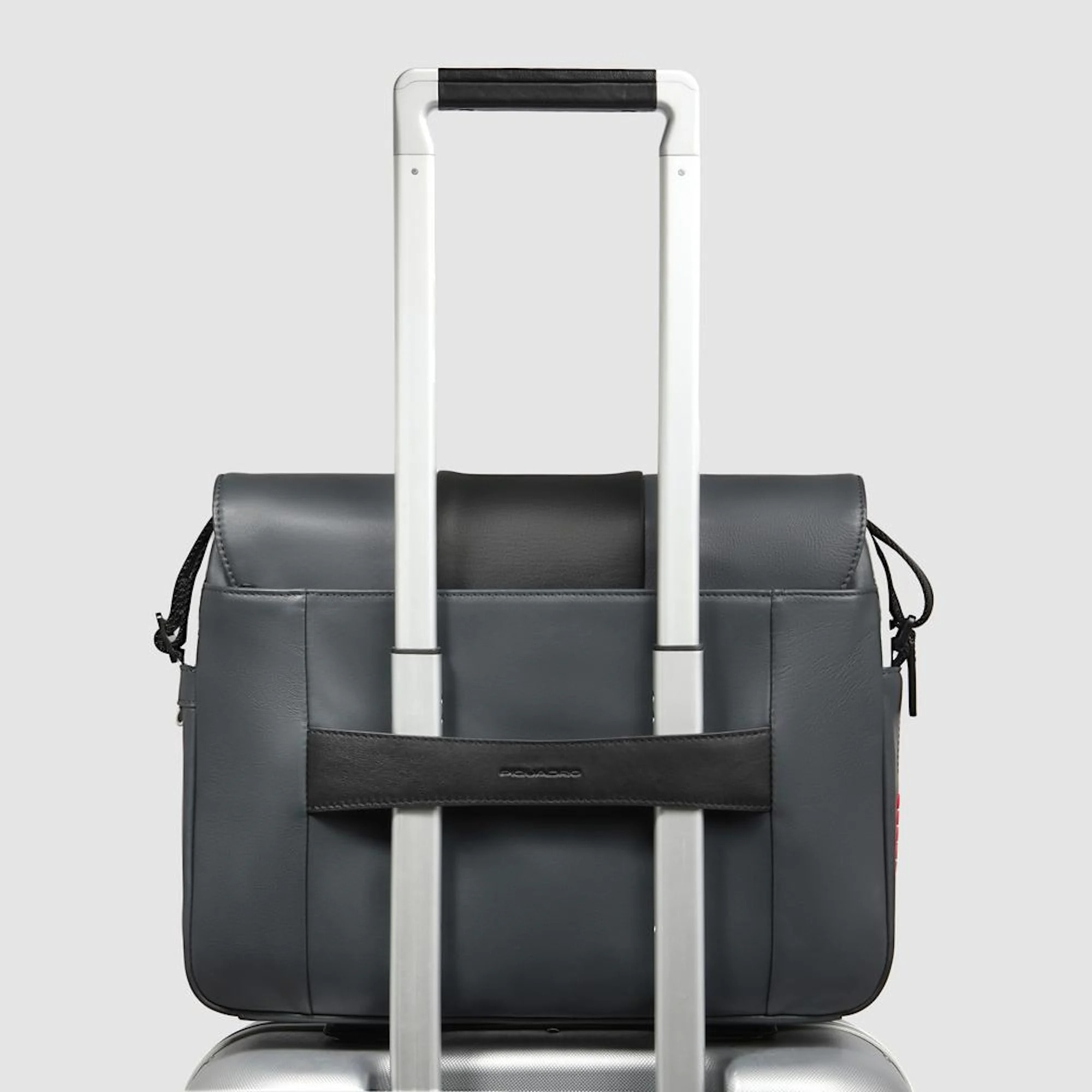 Piquadro Borsa messenger in pelle porta pc con tasca per AirPods®, protezioni antiurto e RFID