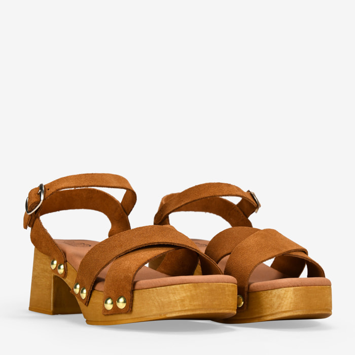 Sandalias de piel marrón claro con tacón de madera