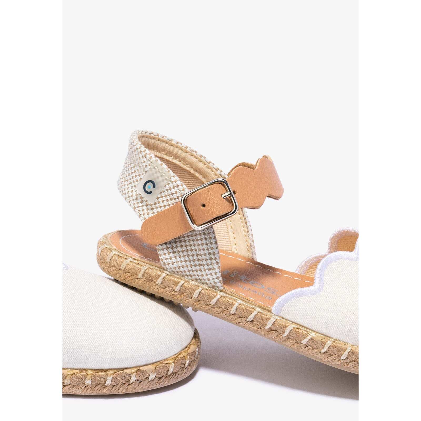 Alpargatas de niña con hebilla blanca