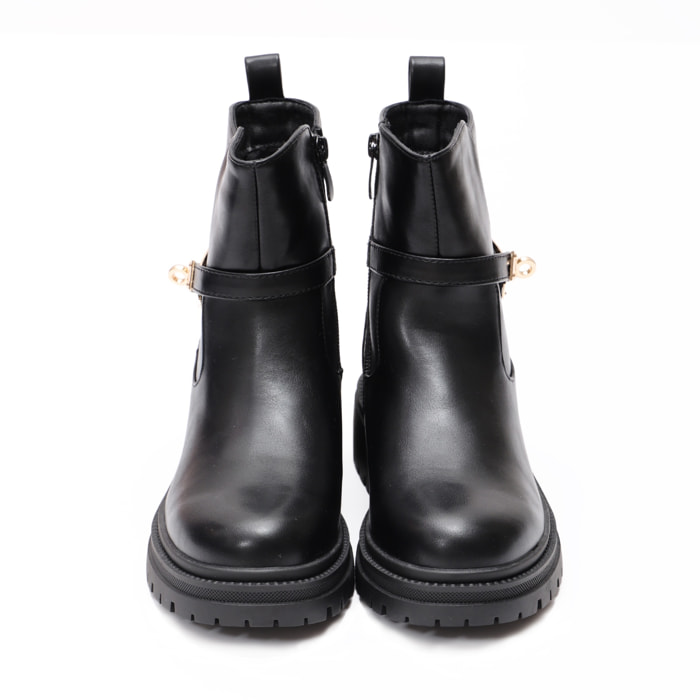 Stivaletti in simil pelle con fibbia dorata