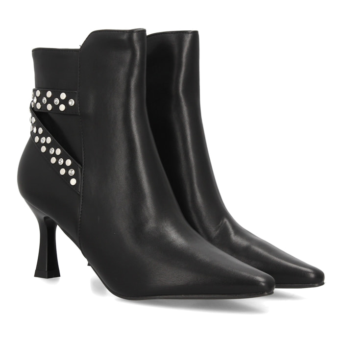 Botines elegantes con tachuelas y tacón fino