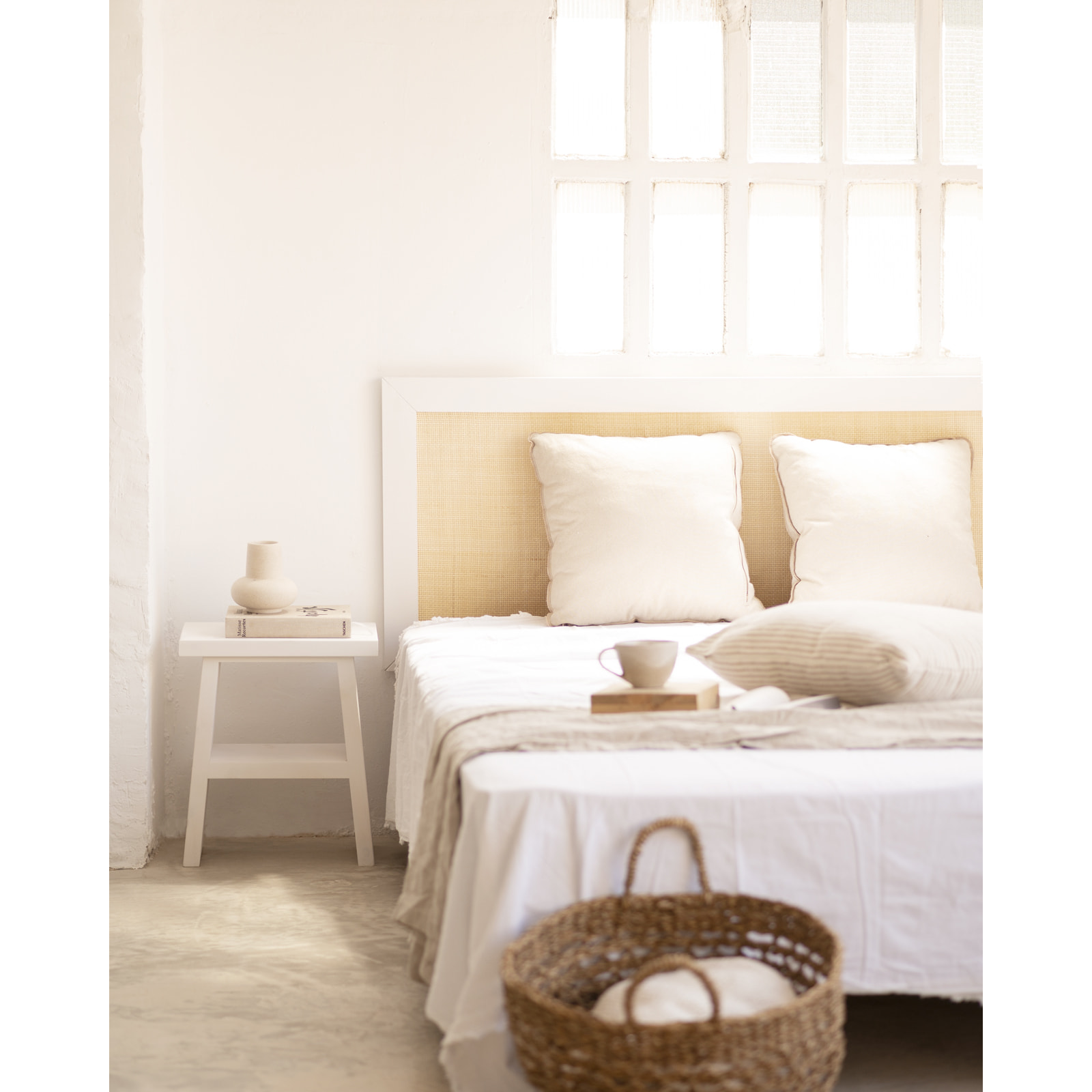 Table de chevet ou table d'appoint en bois massif 45x39cm en blanc Hauteur: 45 Longueur: 39 Largeur: 25