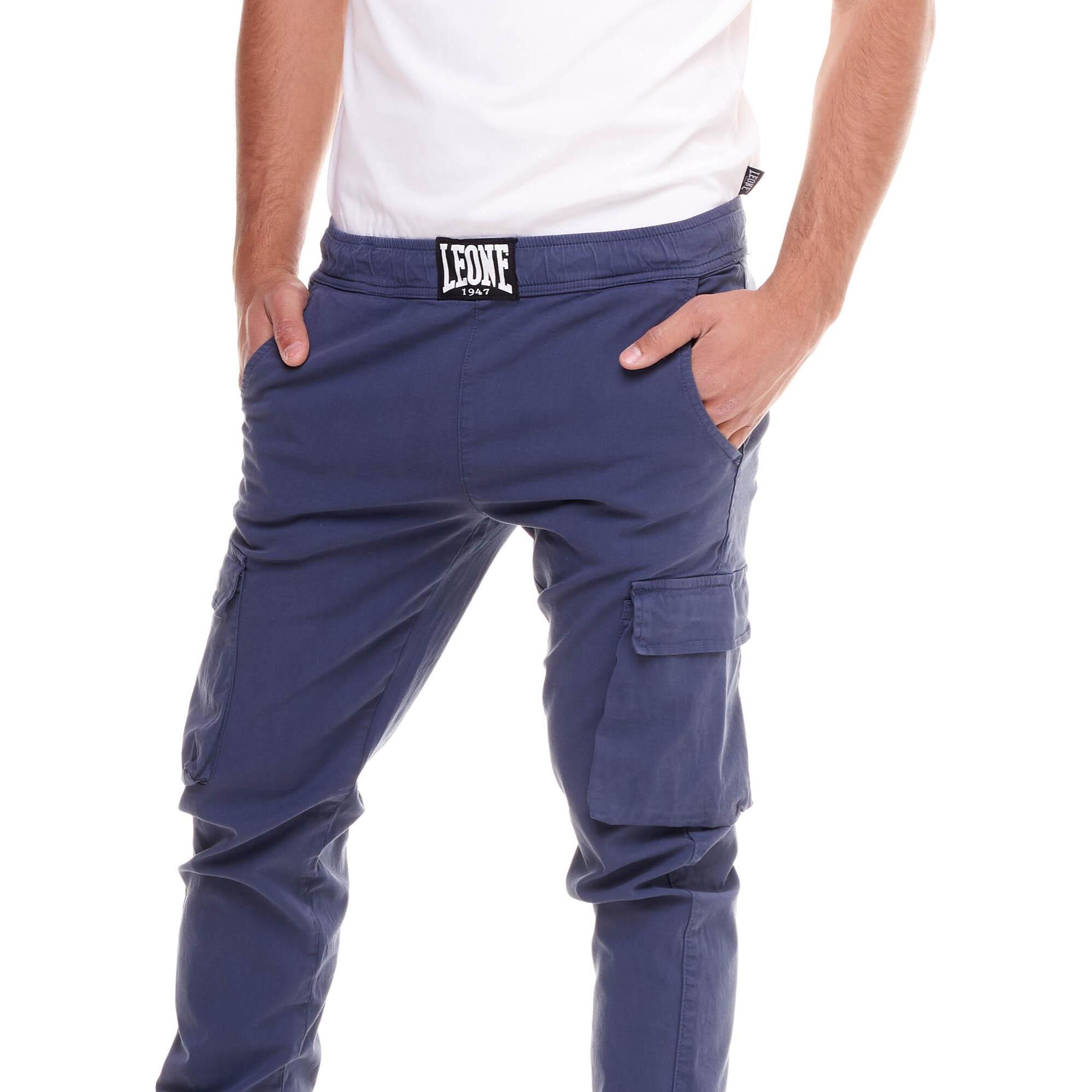 Pantalón cargo de hombre minimalista con puño elástico.