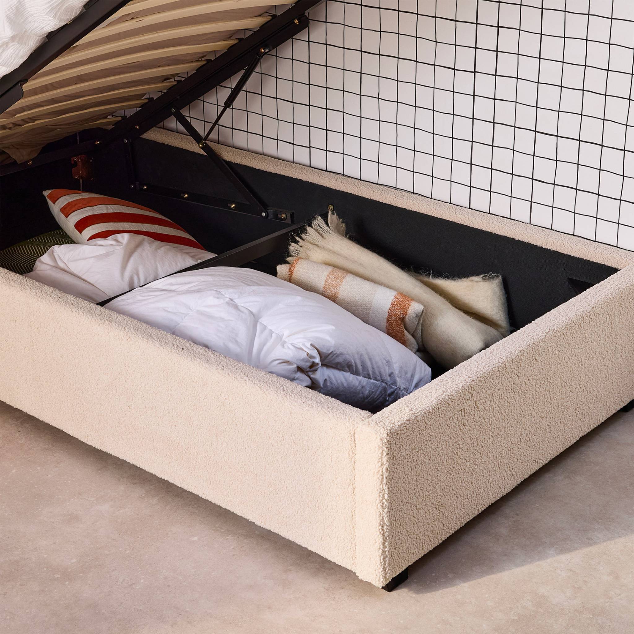 Lit coffre avec sommier à lattes et tête de lit. finition bouclette. nude. L 206 x P 104 x H 102cm