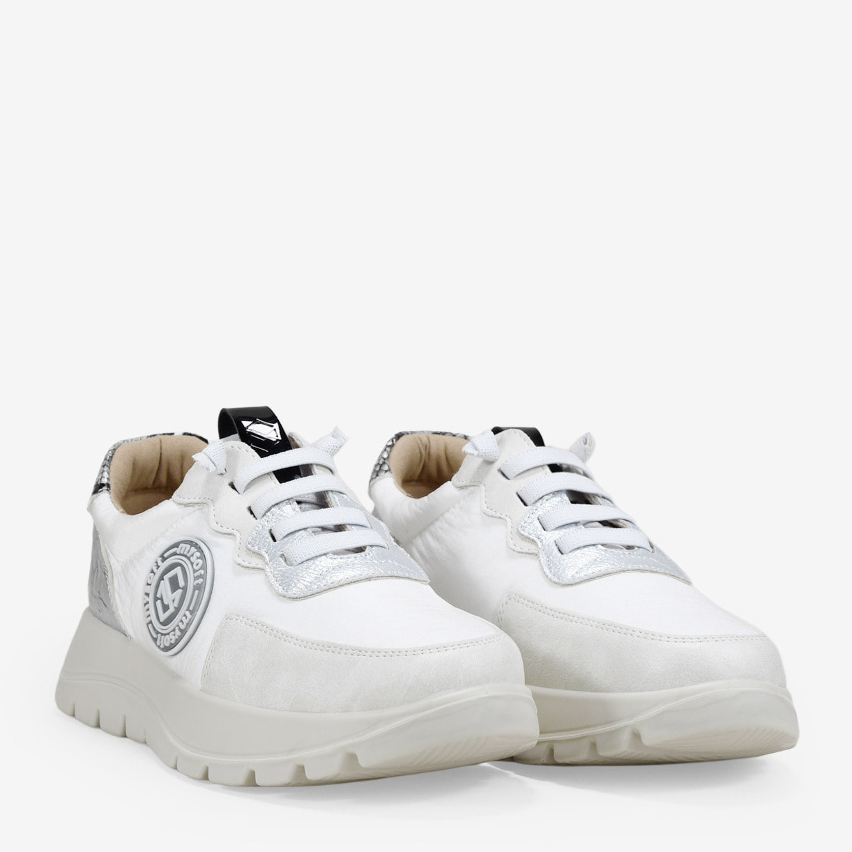 Zapatillas deportivas beige con cordones elásticos