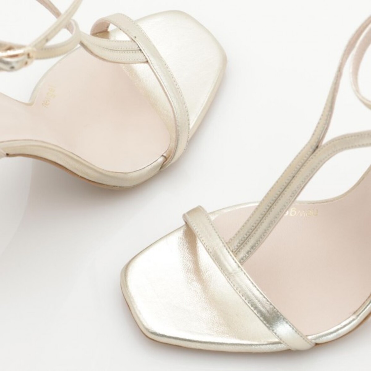 SANDALIAS DORADAS WALKER