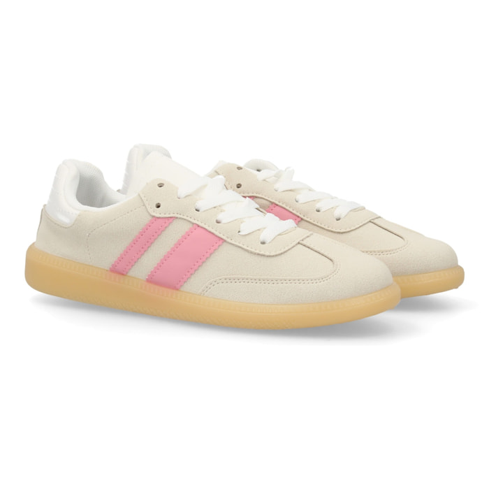 Zapatillas deportivas estilo retro casual.