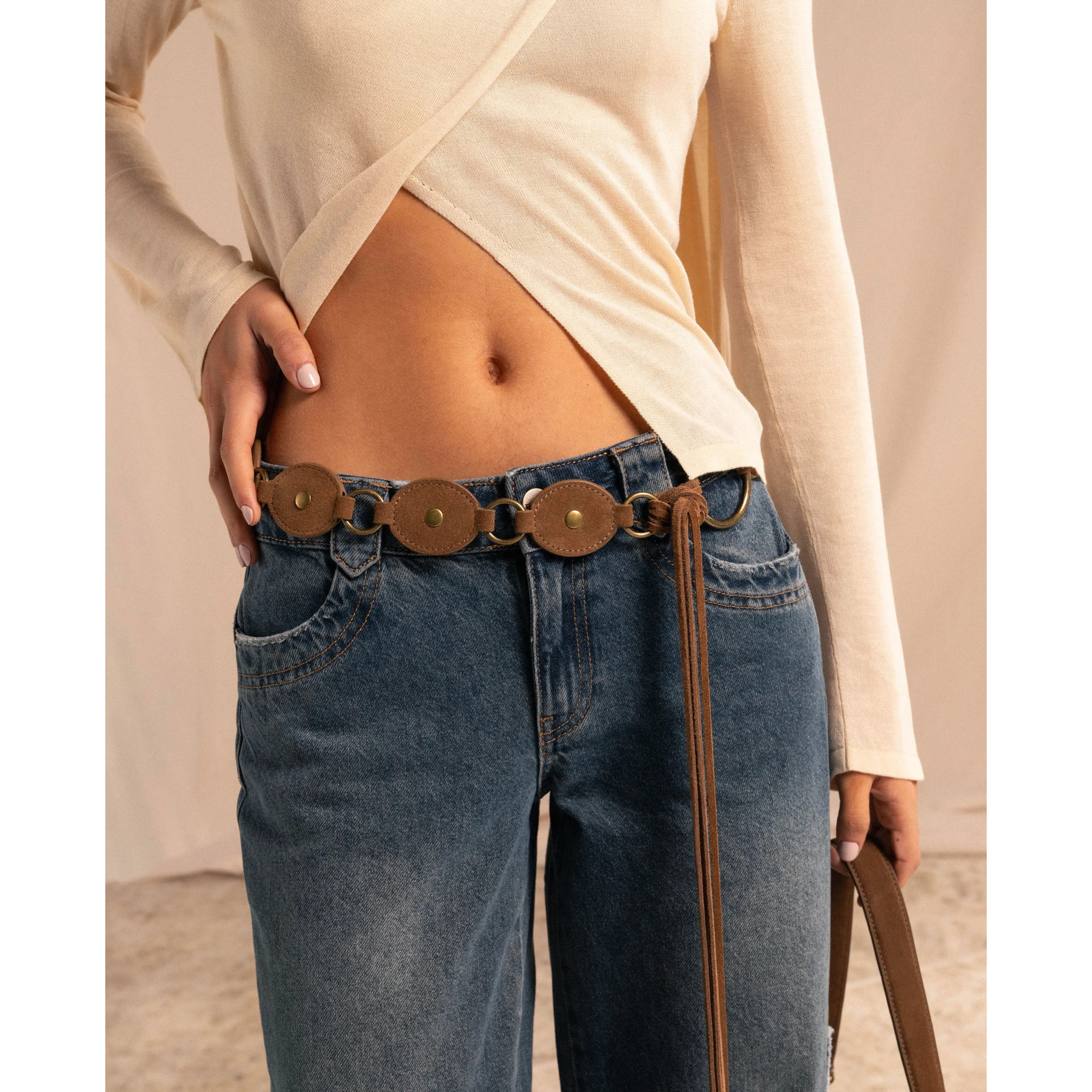 Pantalón vaquero recto con remaches de mujer