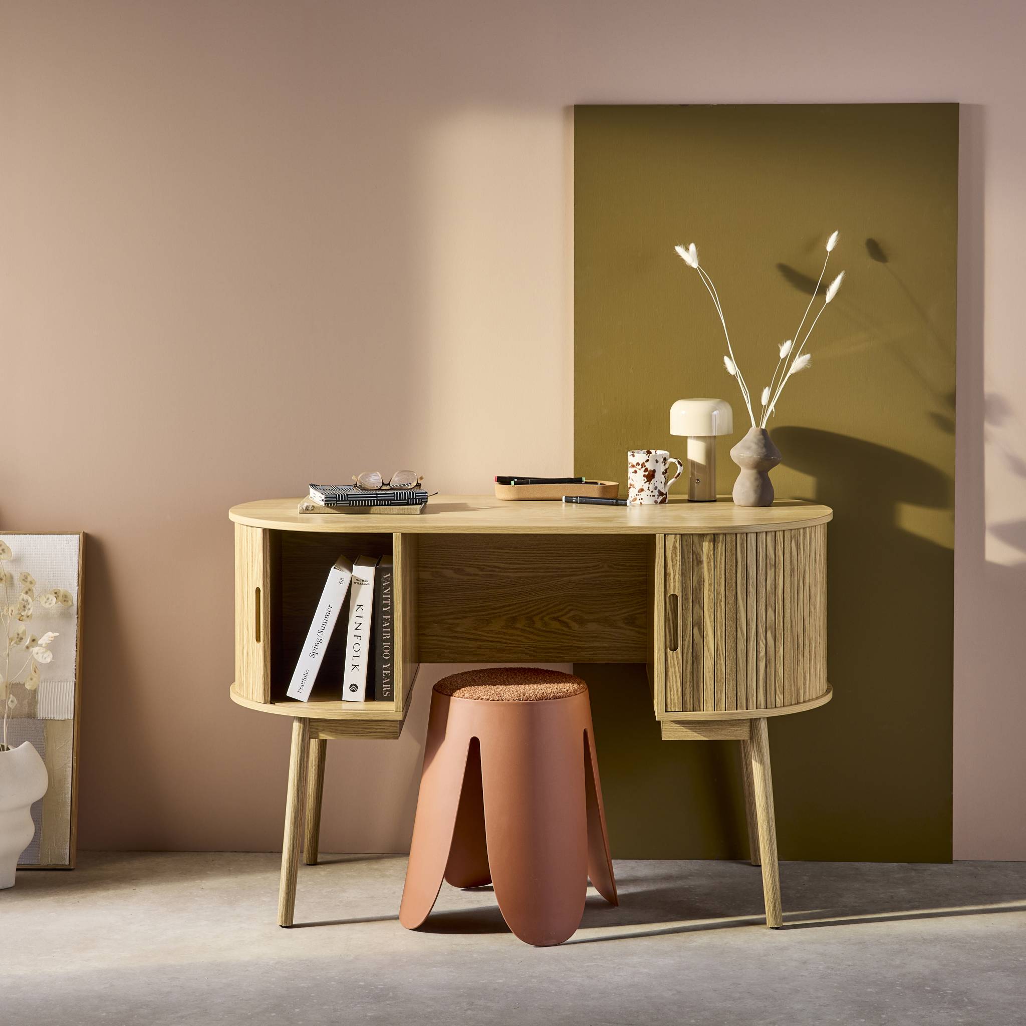 Bureau ovale effet bois rainuré avec deux espaces de rangement. L 120 x P 55 x H 77 cm