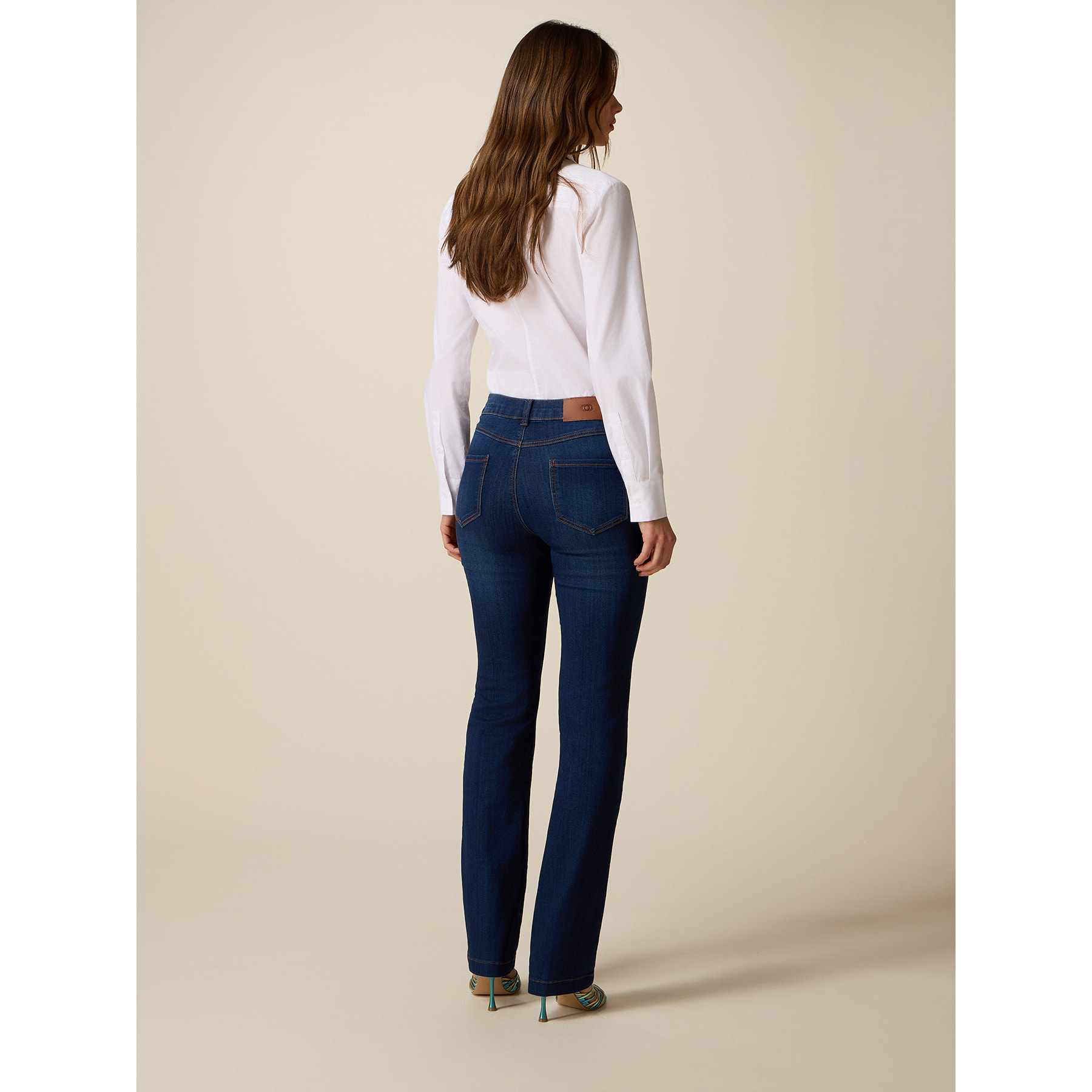 Oltre - Jeans regular in denim con rivetti decorativi - Blu