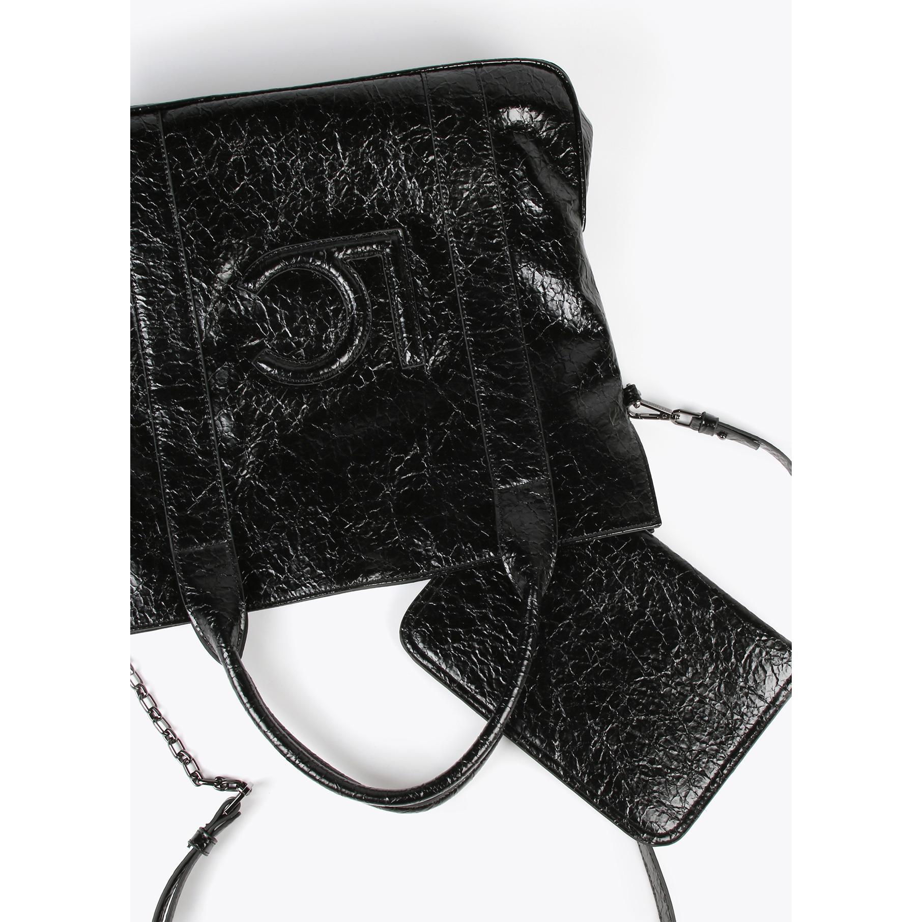 Borsa shopper con effetto pelle lucida e logo frontale in rilievo