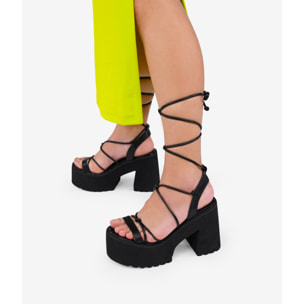 Sandalias de tacón negras con plataforma y cuerdas