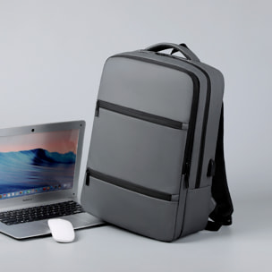 Mochila de viaje con gran resistencia, impermeable y con conexión USB. Acolchada y ventilada.