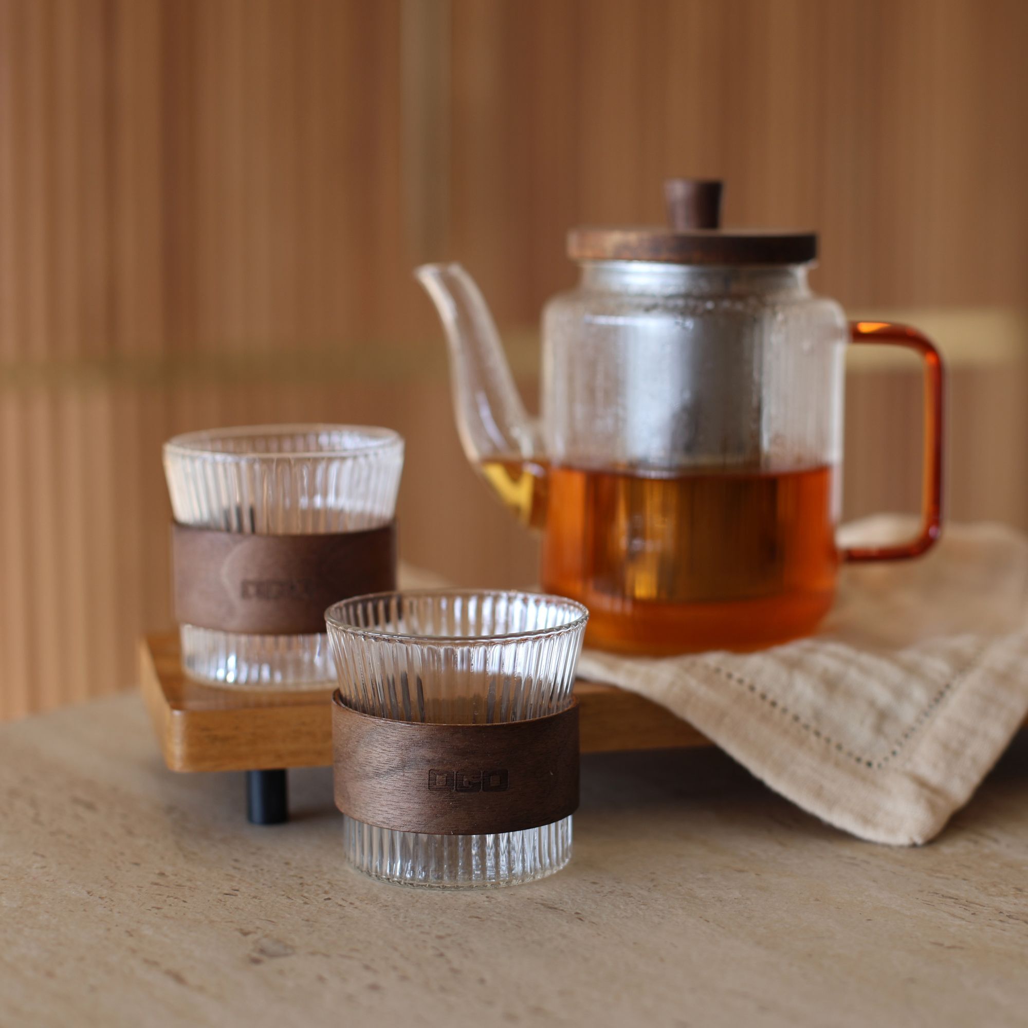 Théière en verre et anse ambre 550ml avec tasses assorties 15cl  KARL