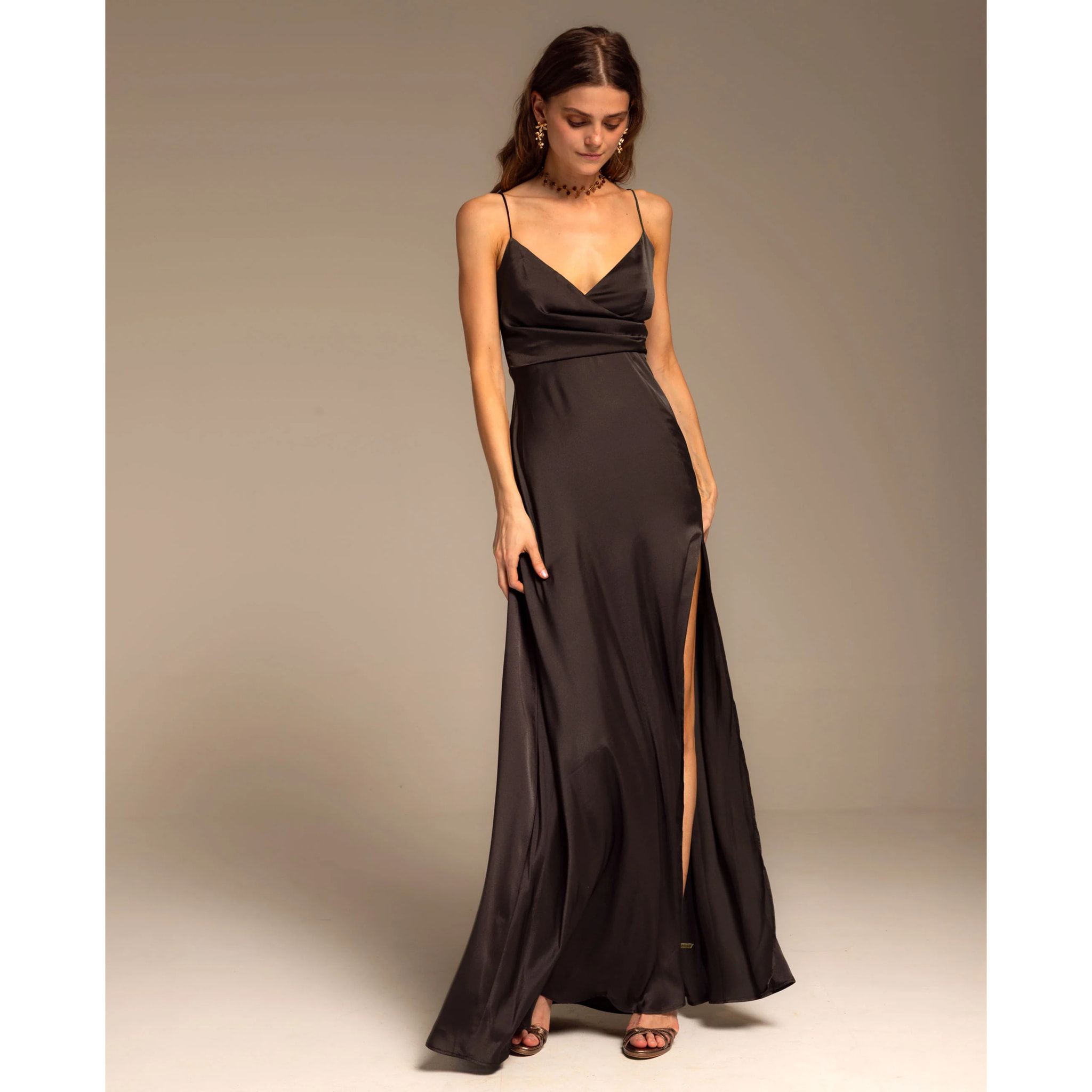 Vestido largo princesa de tirantes y escote drapeado