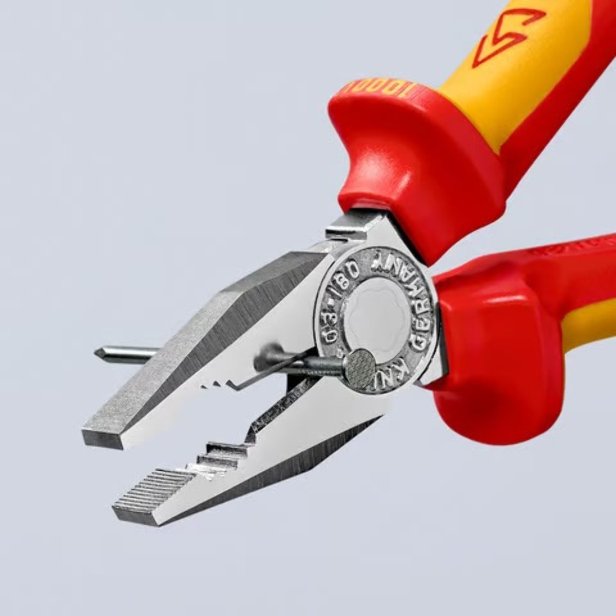 Pince universelle 180mm avec tranchant - Bi-matière - Chromée - Isolée 1000V - KNIPEX - 03 06 180