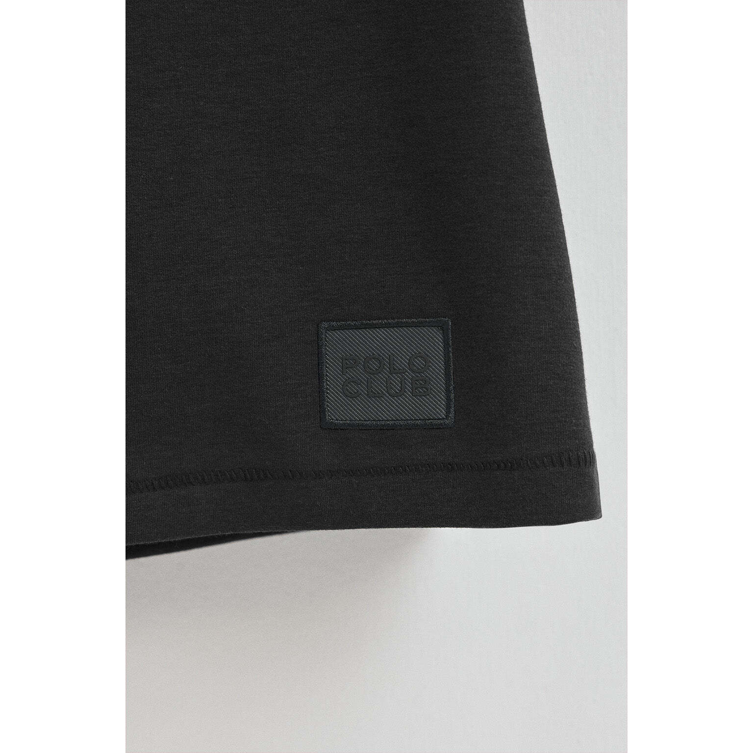 Camiseta Amore negra con parche personalizado Polo Club