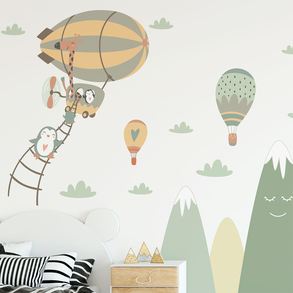 Stickers muraux enfants - Décoration chambre bébé - Autocollant Sticker mural géant enfant montagnes scandinaves ANIMAUX DANS LE CIEL