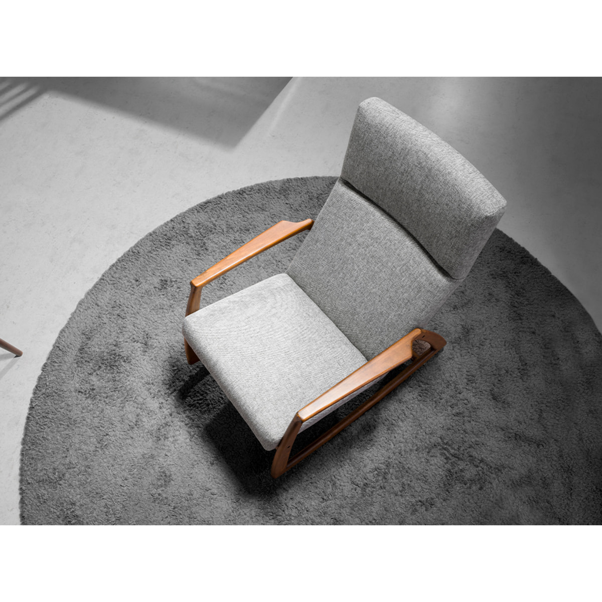 Sillón Angel Cerdá mecedora con reposabrazos tapizado en tela en gris con estructura y patas en madera chapada en nogal natural 68x90x96cm