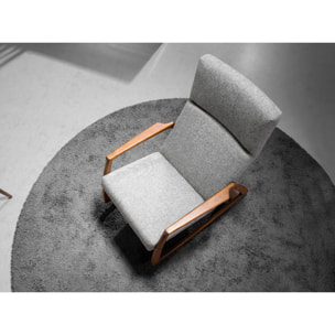 Sillón Angel Cerdá mecedora con reposabrazos tapizado en tela en gris con estructura y patas en madera chapada en nogal natural 68x90x96cm