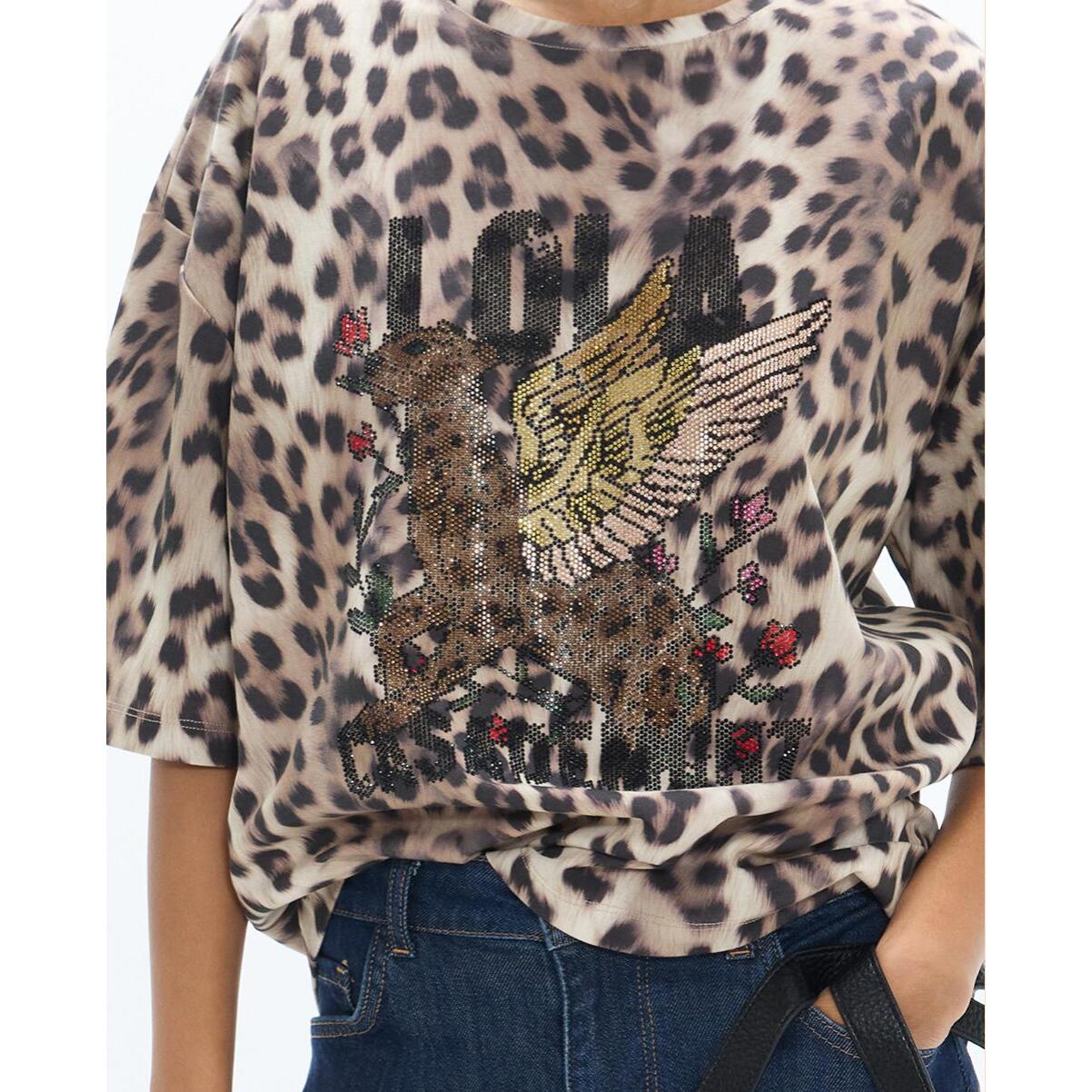 T-shirt a girocollo con stampa leopardata, caratterizzata da un disegno di un angelo leopardato in strass di vari colori.