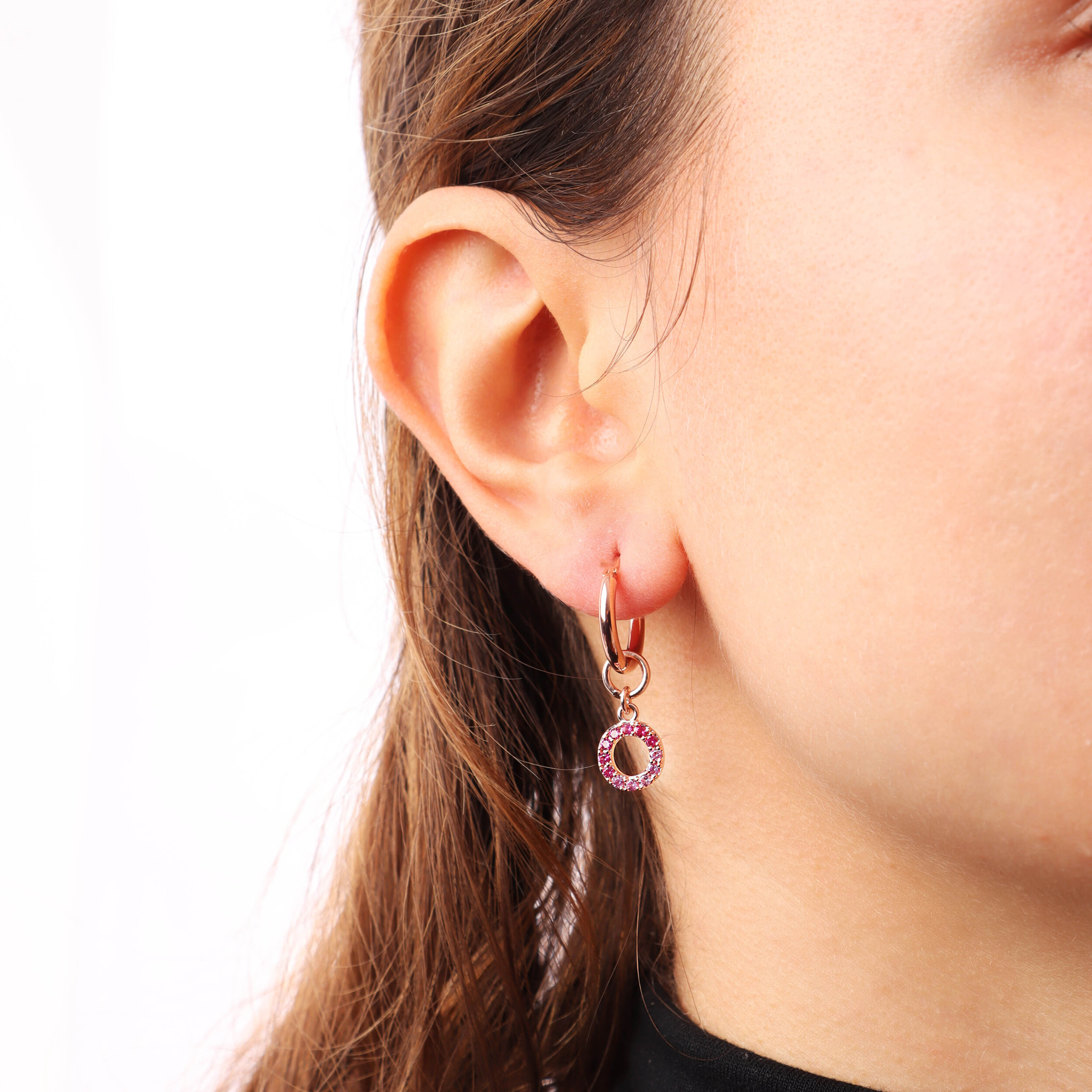 Orecchino a Cerchio con Ciondolo Lettera O in Pavé di Cubic Zirconia Rosa