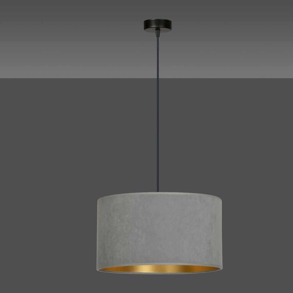 Lampada a sospensione Hilde con paralume in velluto grigio e interno oro