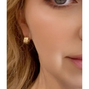 Pendiente tipo aro con aguas en dorado. 1cm