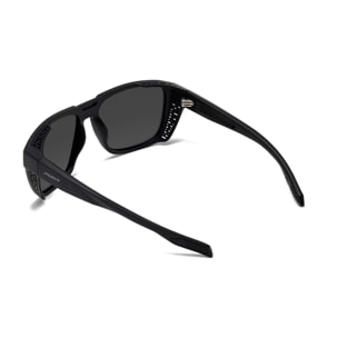 Gafas PALOALTO modelo WINGFOIL en color Montura negra mate con lentes polarizadas ahumadas.