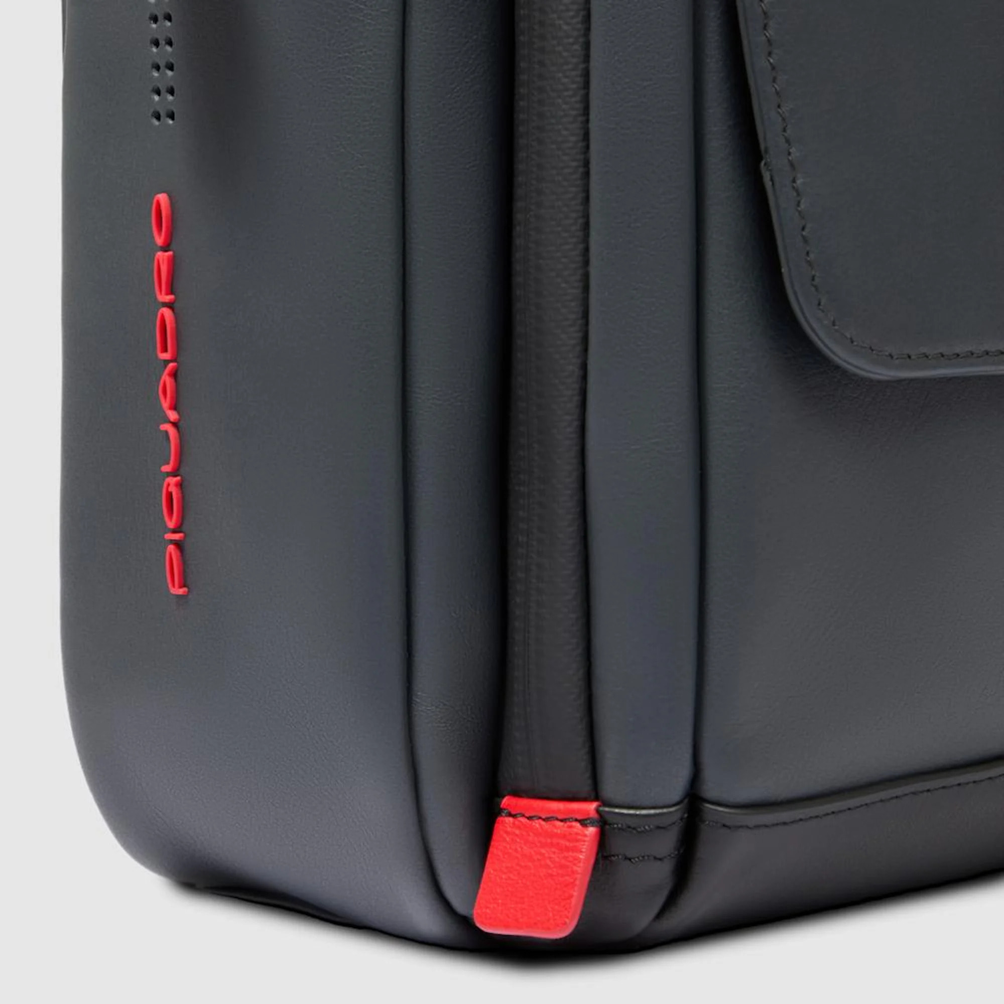Piquadro Borsa messenger in pelle porta pc con tasca per AirPods®, protezioni antiurto e RFID