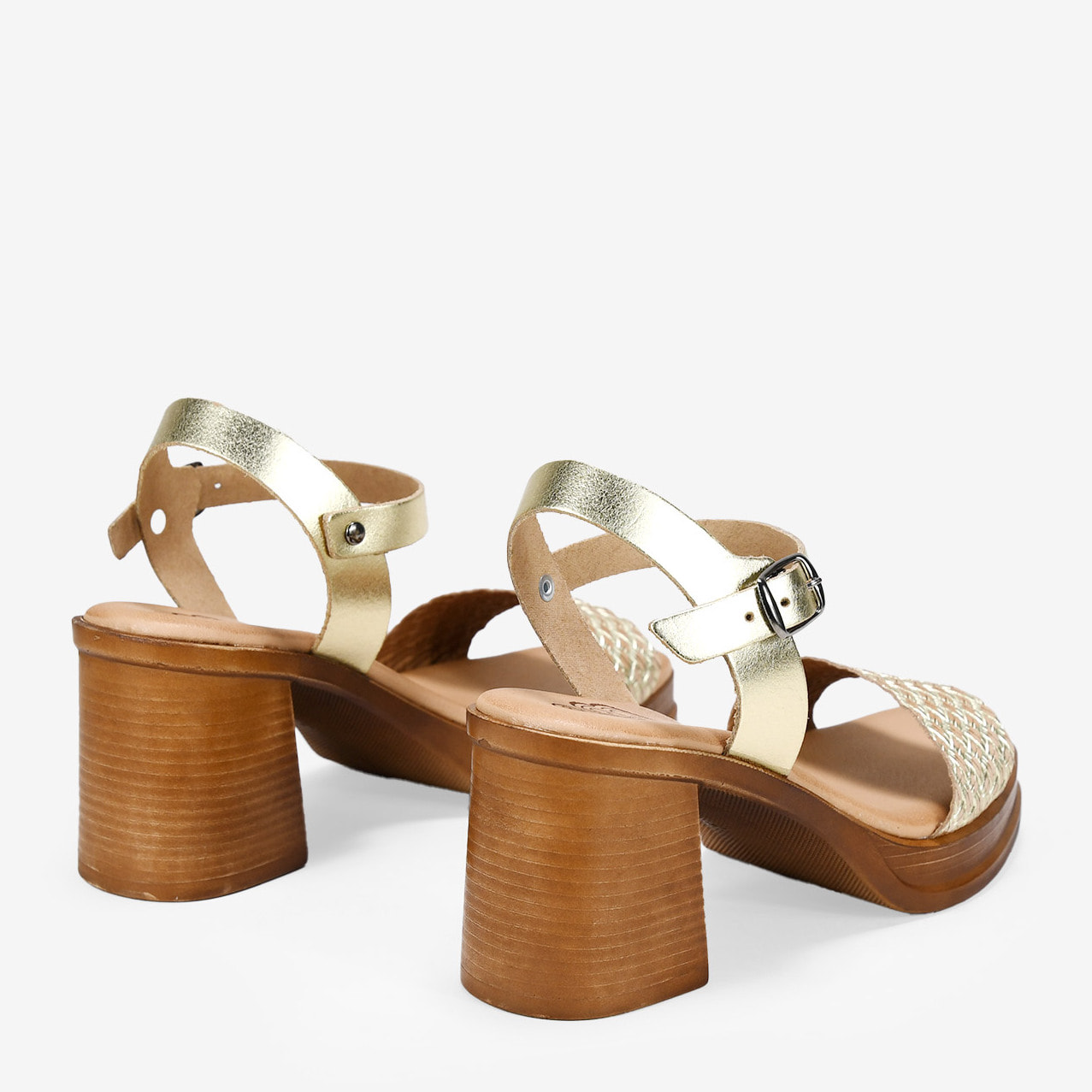 Sandalias de piel doradas con tacón