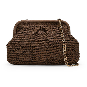 Bolso clutch marrón de rafia con cadena