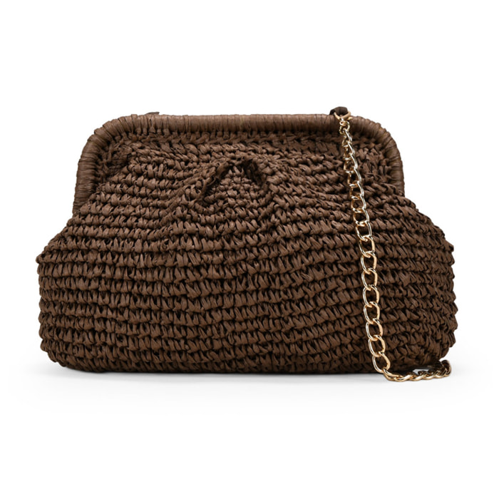 Bolso clutch marrón de rafia con cadena