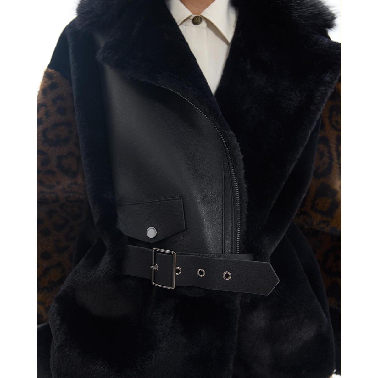 Perfetto cappotto corto di pelliccia con stampa animalier