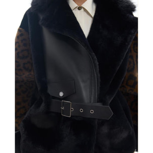 Perfetto cappotto corto di pelliccia con stampa animalier
