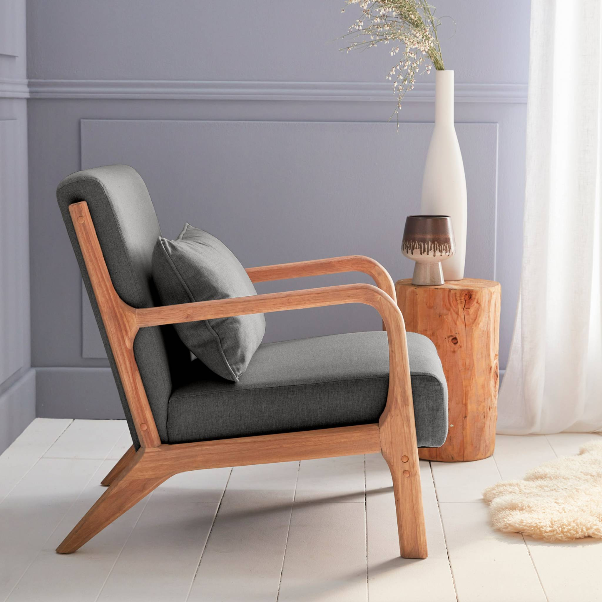 Fauteuil design en bois et tissu. 1 place droit fixe. pieds compas scandinave. structure en bois solide. assise confortable. gris foncé