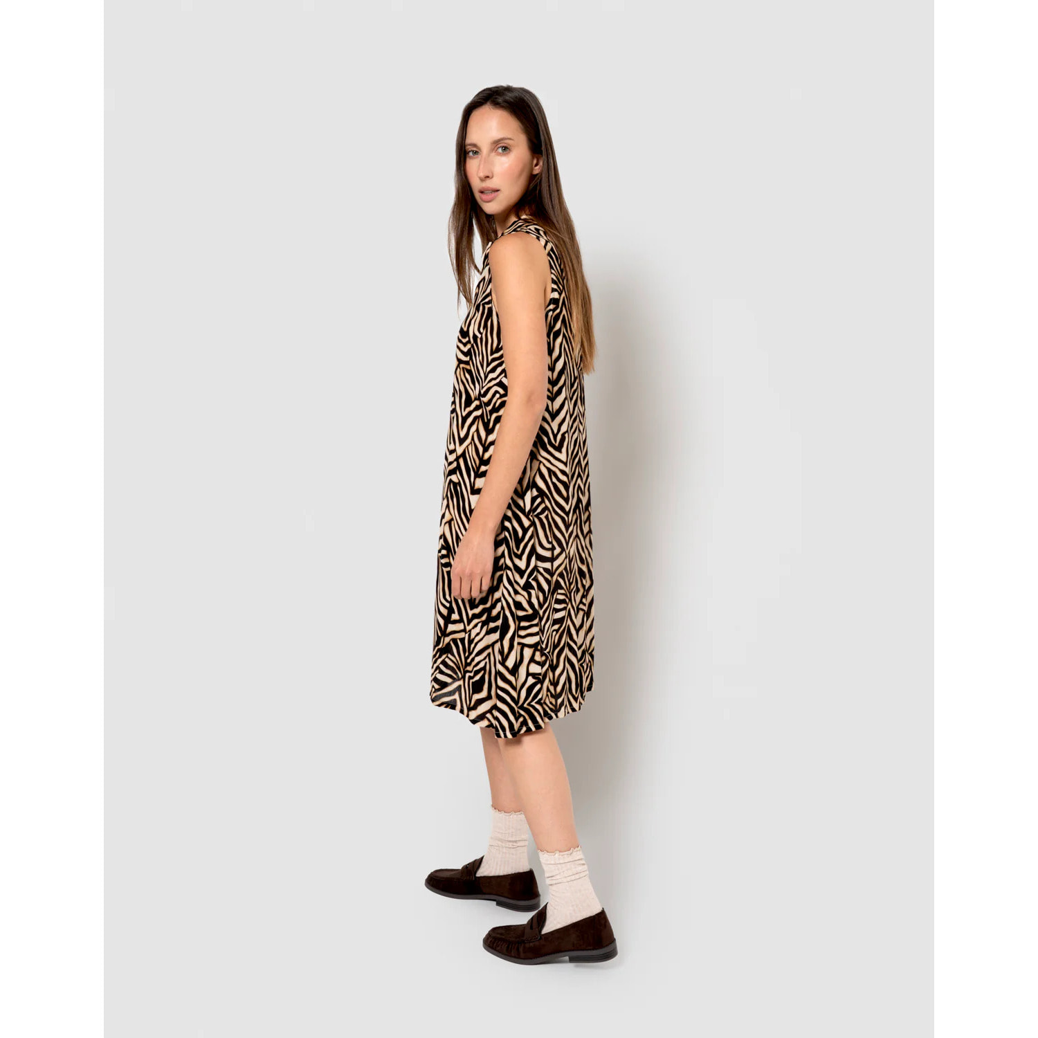 Vestido corto bambula detalles plisados portabales beige