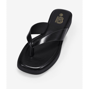 Sandalias de dedo negras con plataforma