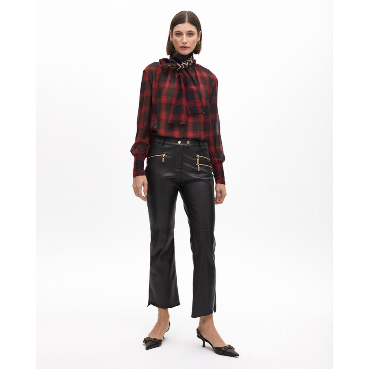 Pantaloni effetto pelle con zip