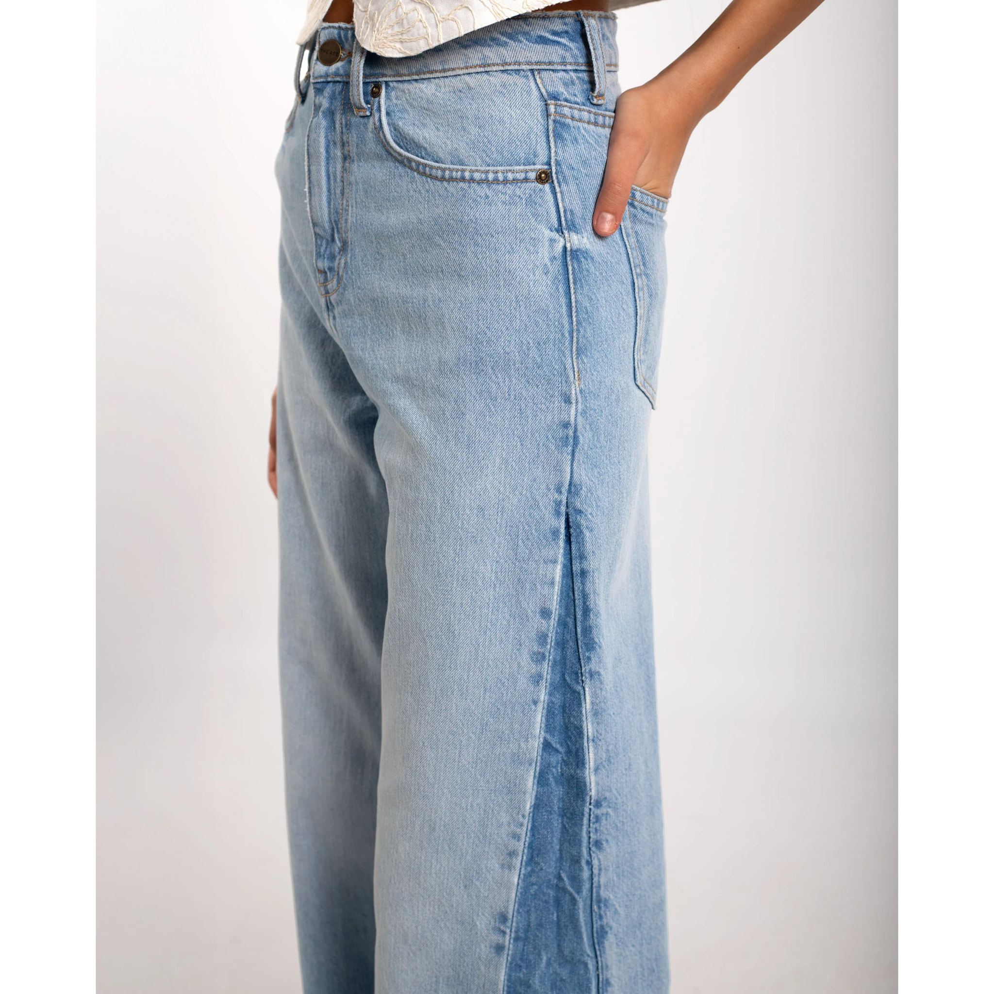 Jeans de mujer de corte wide leg con detalle en la pernera