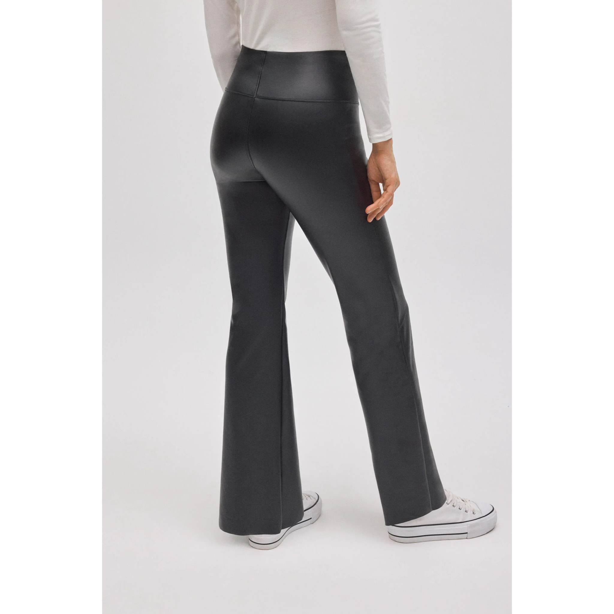 Leggings termici con pancia piatta e effetto pelle nera svasata