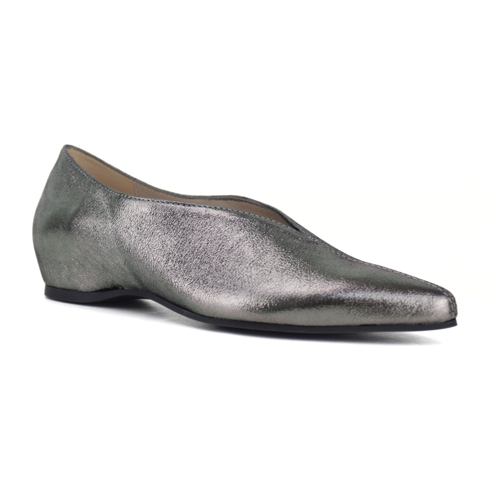 Bailarina de piel color plomo plateado con brillo y escote en pico. Tacón 1 cm