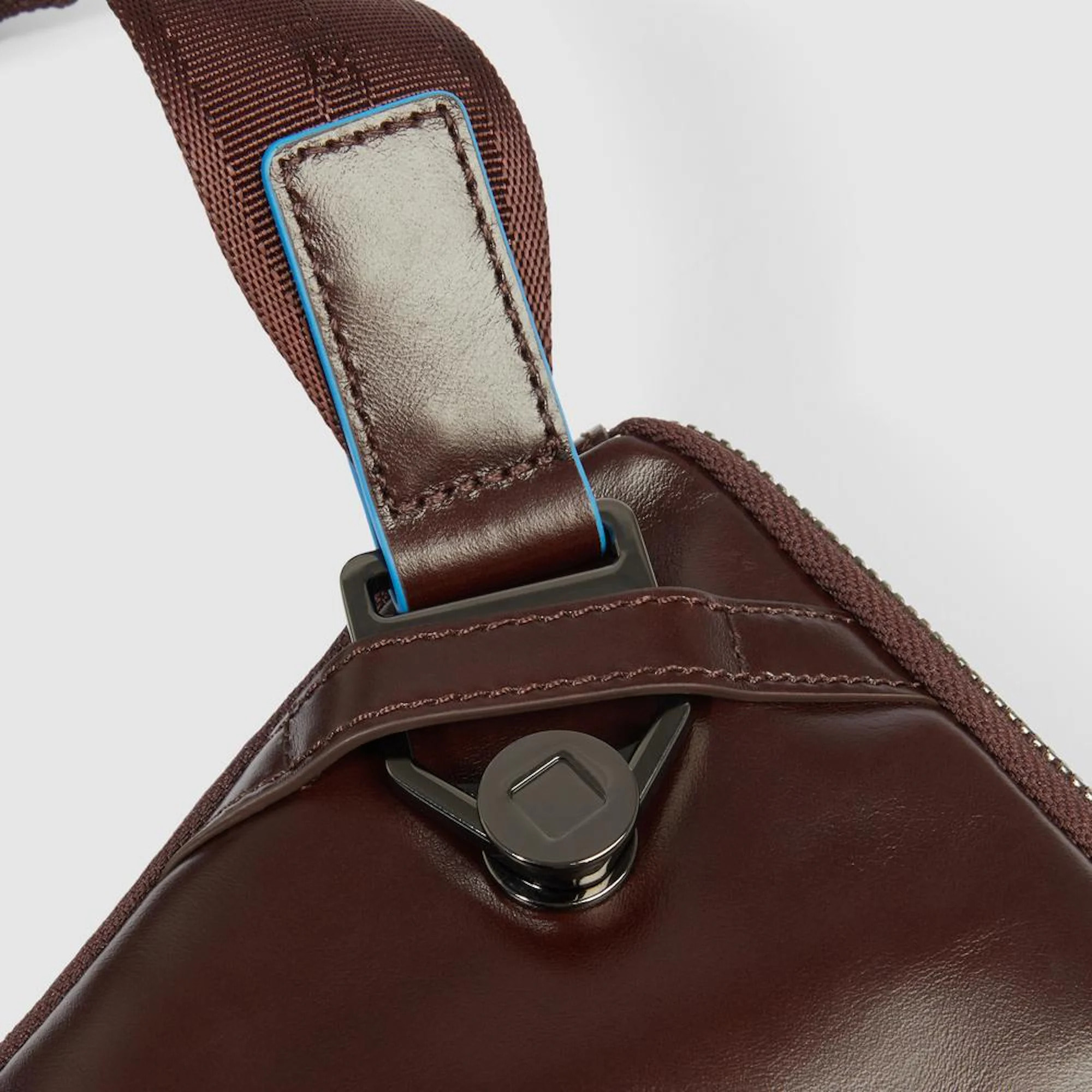 Piquadro Marsupio piatto espandibile in pelle con attacchi tracolla riposizionabili e tasca per AirPods®