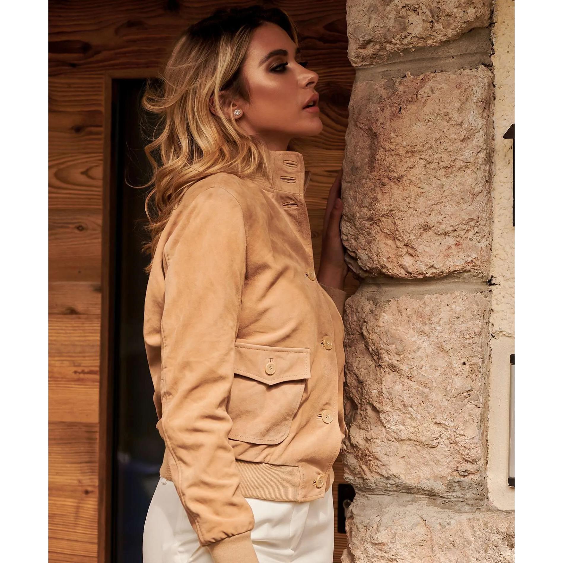 Bomber in pelle camoscio beige con bottoni