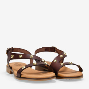 Sandalias planas marrones en piel con tachas