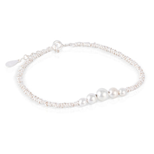 Pulsera de plata con diseño de cuentas en plata de ley 925 con cierre de resorte.