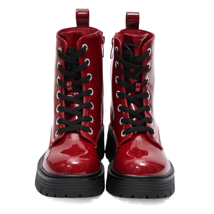 Anfibi in simil pelle verniciata con stringhe